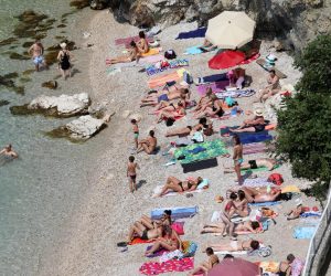 24.07.2021., Rijeka - Mnogobrojni kupaci na Sablicevu, najljepsoj gradskoj plazi u Rijeci.
Photo: Goran Kovacic/PIXSELL