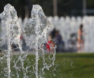 29.07.2021., Zagreb - Gradjani su potrazili osvjezenje od vrucina i sparine u  na fontanama na Sveucilisnoj livadi. Photo: Zeljko Lukunic /PIXSELL