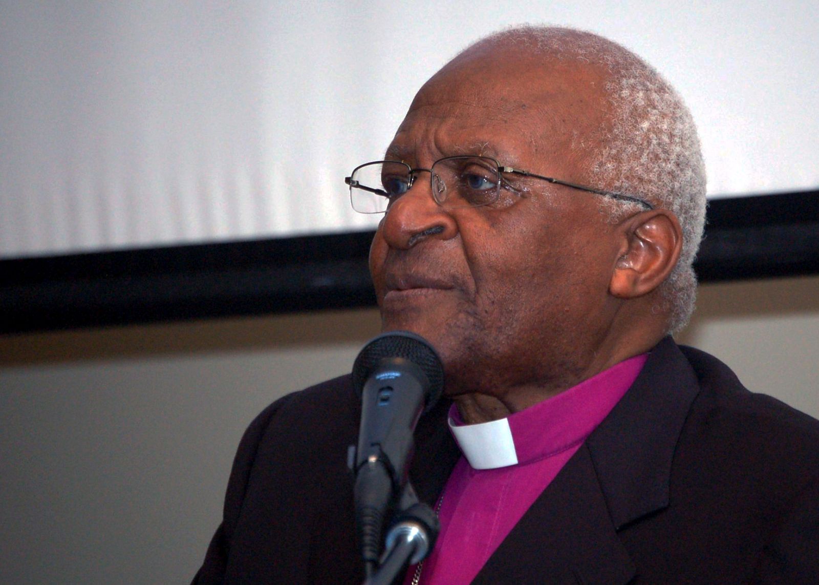 091207-N-0000S-001
BOTSWANA, Africa (Dec. 7, 2009) South African Anglican Archbishop Desmond Tutu delivered a speech at the first International Ethics Conference at the University of Botswana. (U.S. Navy photo by Cmdr. J.A. Surette/Released)