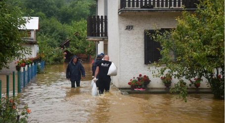 Velika poplava u Slavoniji, poplavljene obiteljske kuće