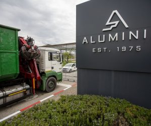 12.04.2021. - Mostar: Kamioni tvrtke MZ Company blokirali ulaz u tvrtku Aluminij zbog milijunskih dugova. Photo: Denis Kapetanovic/PIXSELL