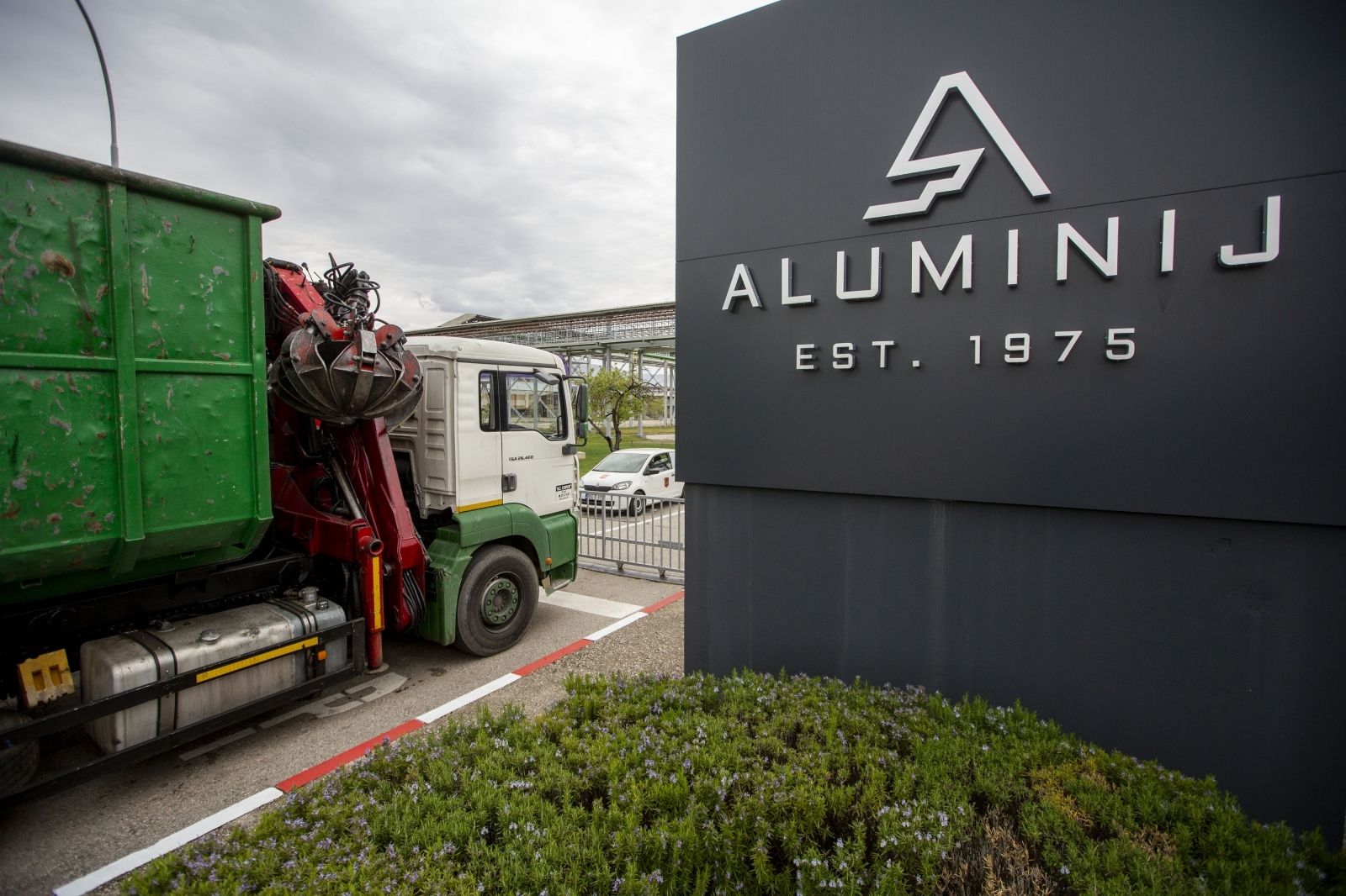 12.04.2021. - Mostar: Kamioni tvrtke MZ Company blokirali ulaz u tvrtku Aluminij zbog milijunskih dugova. Photo: Denis Kapetanovic/PIXSELL