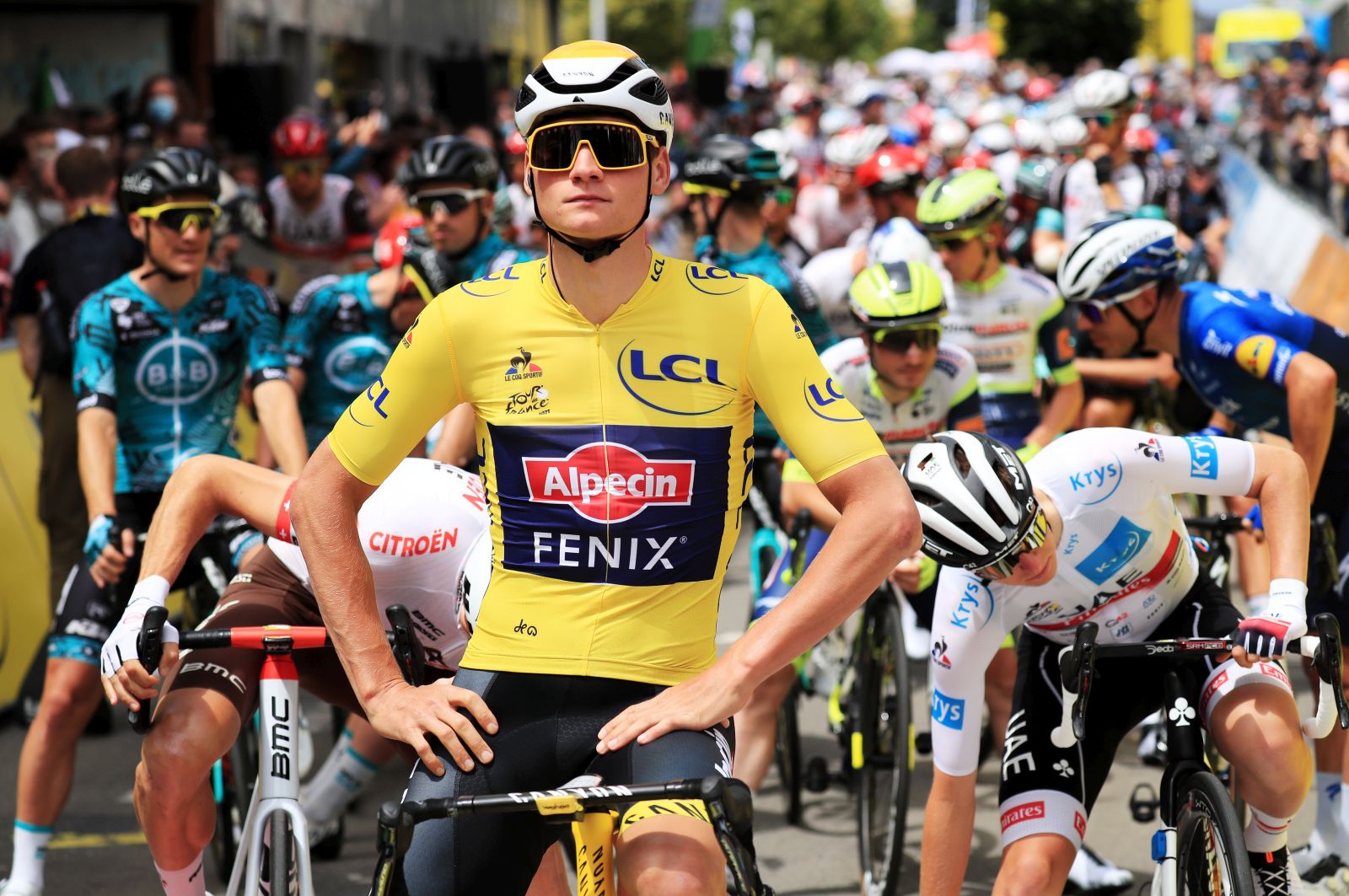 epa09310523 The Yellow Jersey Dutch rider Mathieu Van Der Poel of the Alpecin-Fenix team waits at the start of the 4th stage of the Tour de France 2021 over 150.4 km from Redon to Fougeres, France, 29 June 2021.  EPA/CHRISTOPHE PETIT-TESSON