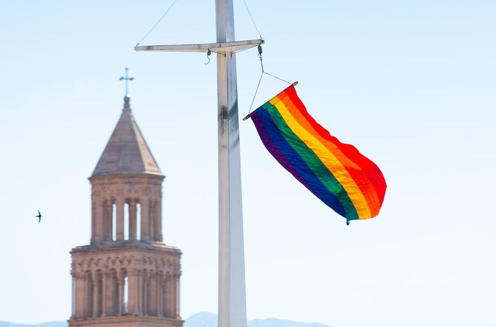 14.06.2021., Split - Pripadnici LGBT zajednice u Splitu jutros su na Matejuski podigli zastavu duginih boja.
Photo: Milan Sabic/PIXSELL