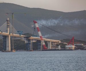 23.06.2021., Komarna - Gradiliste Peljeskog mosta, spajanje zadnjih dijelova mosta. Prigodni vatromet prilikom spajanja jos jednog dijela mosta.

Photo: Grgo Jelavic/PIXSELL