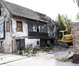 14.07.2021.,Sisak - Zapocelo rusenje obiteljske kuce u Strossmayerovoj ulici koja je tesko ostecena u potresu.
Photo: Nikola Cutuk/PIXSELL