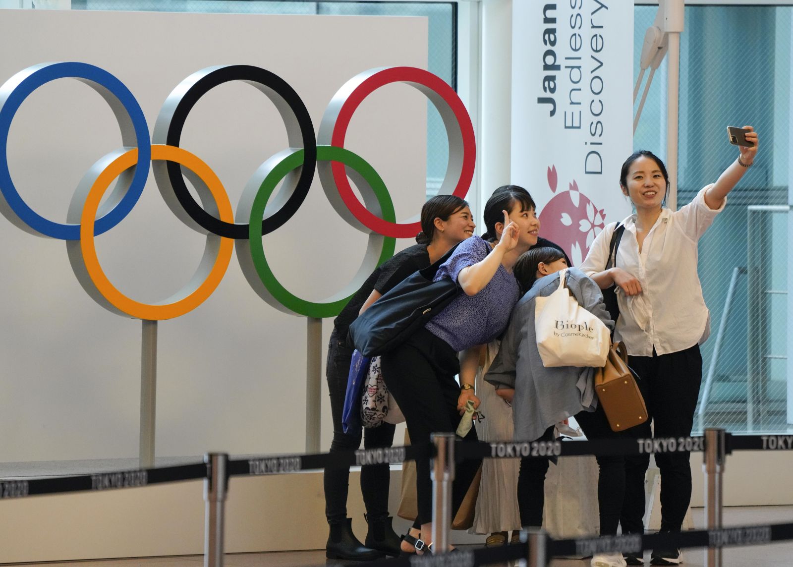 epa09330749 Visitors take a selfie with the Olympic Rings monument set at an arrival terminal of Tokyo International Airport at Haneda, Japan, 08 July 2021. Japanese government decided on 08 July 2021 to declare the fourth state of emergency for Tokyo, Japan, from 12 July 2021 through 22 August 2021 including the period of Tokyo 2020 Olympic Games. Japan prepare to declare a state of emergency for Tokyo and Okinawa. IOC and Tokyo 2020 Organising Committee will have a five-party talks to set formal decision on spectators for the Summer Games.  EPA/KIMIMASA MAYAMA