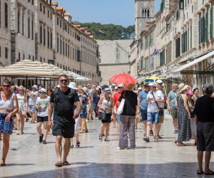 30.06.2021., Stara gradska jezgra, Dubrovnik - Iznimno vruc i "tezak" dan. Svak se snalazi, netko bijegom u hlad, netko kupanjem, a netko kratkotrajnim osvjezenjem na fontani.
Photo: Grgo Jelavic/PIXSELL