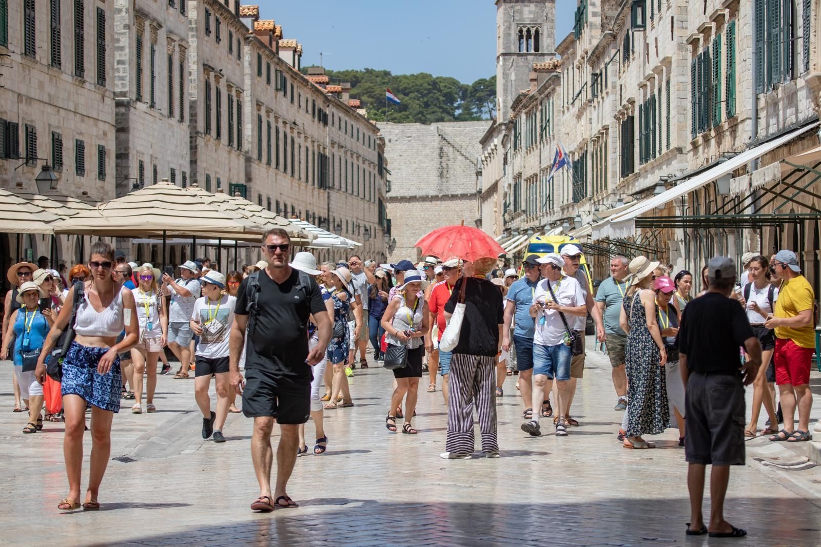 30.06.2021., Stara gradska jezgra, Dubrovnik - Iznimno vruc i "tezak" dan. Svak se snalazi, netko bijegom u hlad, netko kupanjem, a netko kratkotrajnim osvjezenjem na fontani.
Photo: Grgo Jelavic/PIXSELL