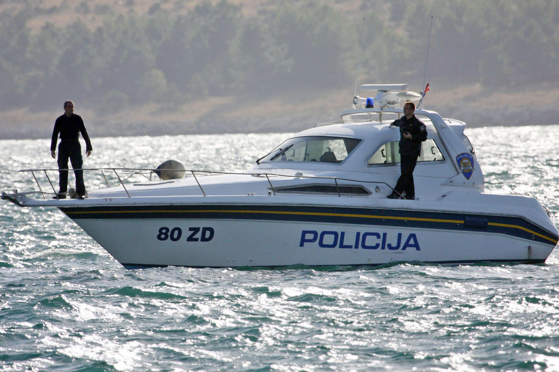 Posedarje, 29.10.2008 - Zadarskoj policiji jutros je prijavljen nestanak 48-godinjeg ribara Zorana Æ. iz Posedarja. Ribar se sinoæ zaputio na more vlastitim gumenim brodom. Kako se nije vratio, nestanak je jutros prijavio njegov brat. Ubrzo je pronaðen gumeni brod uz oblinju uvalu u mjestu, a za ribarom je nastavljena potraga.
foto FaH/ ua