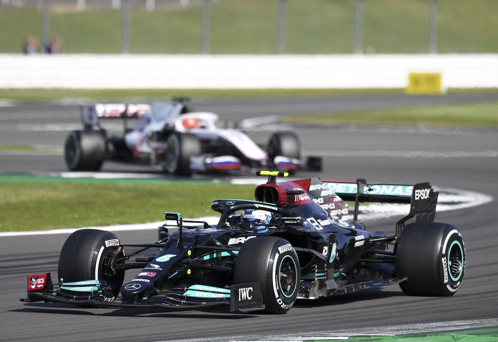 epa09352128 Finnish Formula One driver Valtteri Bottas (front) of Mercedes-AMG Petronas in action during the Formula One Grand Prix of Great Britain at the Silverstone Circuit, in Northamptonshire, Britain, 18 July 2021.  EPA/ANDY RAIN