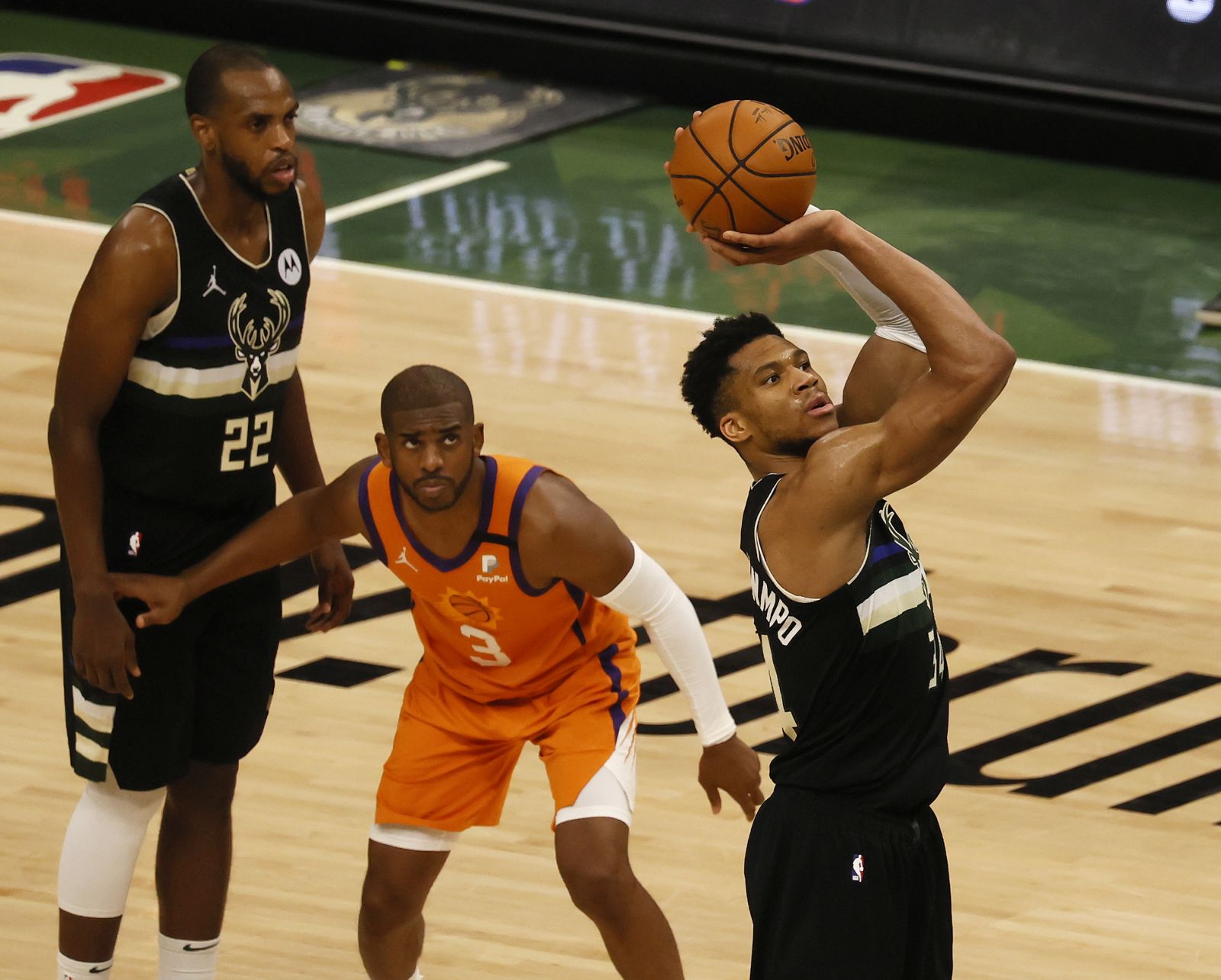 epaselect epa09355806 Milwaukee Bucks forward Giannis Antetokounmpo (C) hits free throws in the fourth quarter of game six of the NBA Finals basketball series between the Phoenix Suns and the Milwaukee Bucks at Fiserv Forum in Milwaukee, Wisconsin, USA, 20 July 2021. The Bucks lead the best-of-seven series 3-2 and can clinch the NBA Finals with a win.  EPA/TANNEN MAURY SHUTTERSTOCK OUT