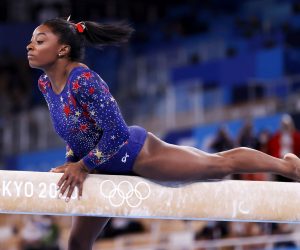 epa09364007 Simone Biles of the USA competes on the Balance Beam during the Women's Qualification of the Tokyo 2020 Olympic Games Artistic Gymnastics events at the Ariake Gymnastics Centre in Tokyo, Japan, 25 July 2021.  EPA/HOW HWEE YOUNG
