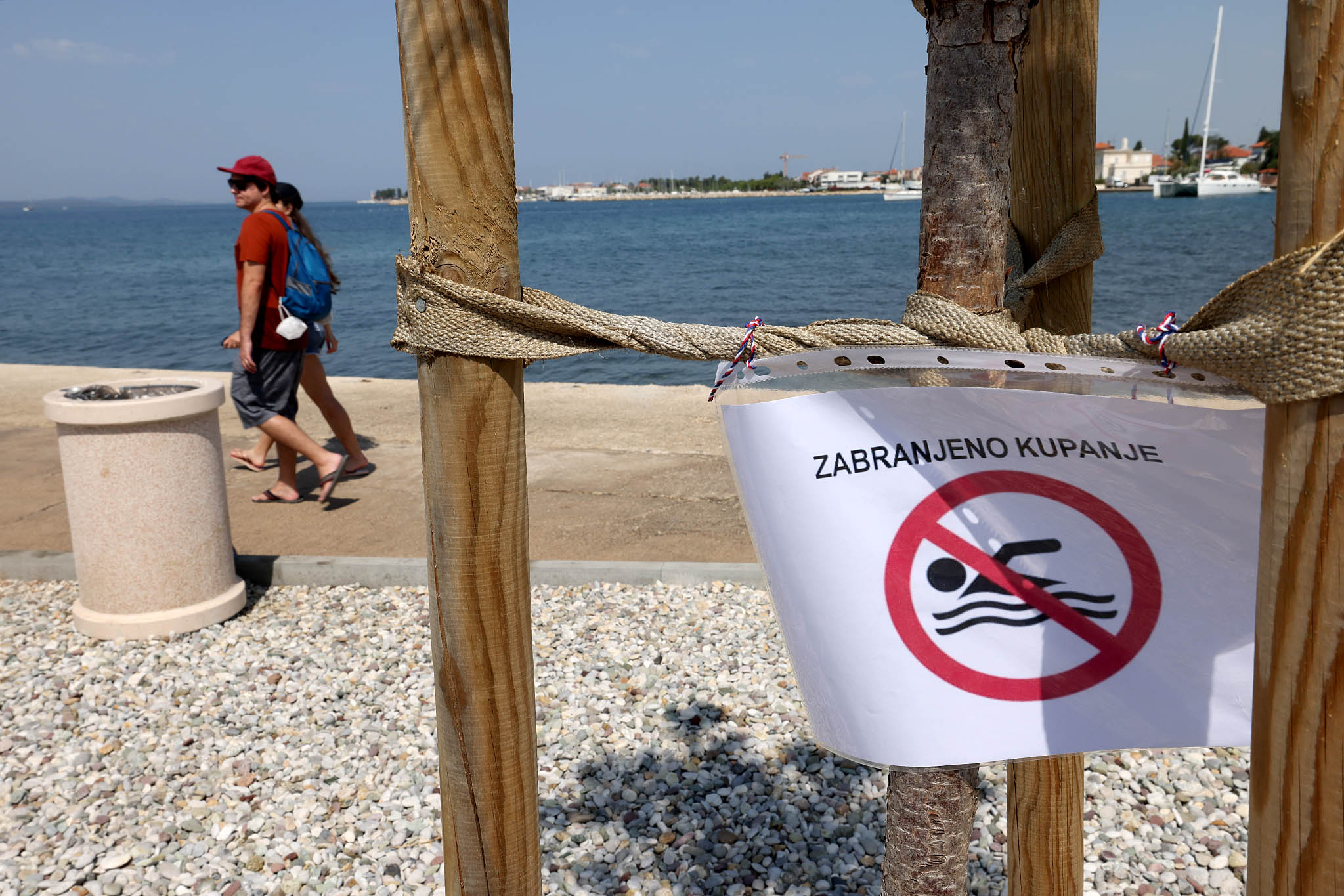 Zadar, 28.07.2021. - Na gradskoj plaži Jadran ponovno je radi puknuca cijevi fekalnih voda i izljeva u more zabranjeno kupanje. Foto HINA/Zvonko KUCELIN