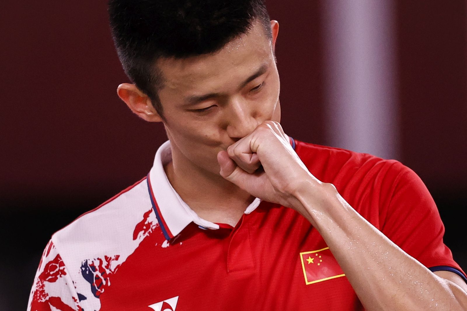 epa09381630 Chen Long of China celebrates after winning his men's singles quarterfinal match against Chou Tien-Chen of Taiwan at the Badminton events of the Tokyo 2020 Olympic Games at the Musashino Forest Sport Plaza in Tokyo, Japan, 31 July 2021.  EPA/MAST IRHAM