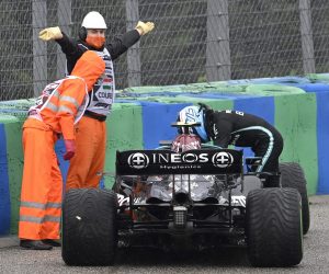 epa09385668 Finnish Formula One driver Valtteri Bottas (R) of Mercedes-AMG Petronas reacts after crashing during the Formula One Grand Prix of Hungary at the Hungaroring circuit in Mogyorod, near Budapest, Hungary, 01 August 2021.  EPA/Zsolt Szigetvary HUNGARY OUT