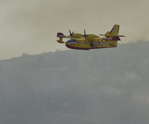 Trogir, 02.08.2021. - Oko 11 sati izbio je požar na području Segeta Gornjeg kod Trogira.
foto HINA/ Mario STRMOTIĆ/ ml