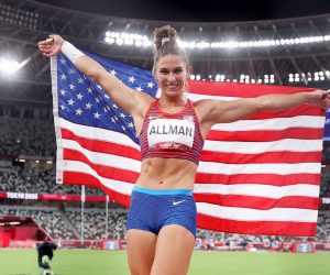 epa09388263 Valarie Allman of the USA celebrates after winning gold in the Women's Discus Throw final during the Athletics events of the Tokyo 2020 Olympic Games at the Olympic Stadium in Tokyo, Japan, 02 August 2021.  EPA/DIEGO AZUBEL