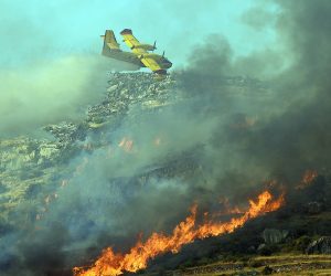 Trogir, 02.08.2021. - Oko 11 sati izbio je požar na području Segeta Gornjeg kod Trogira. foto HINA/ Mario STRMOTIĆ/ ml