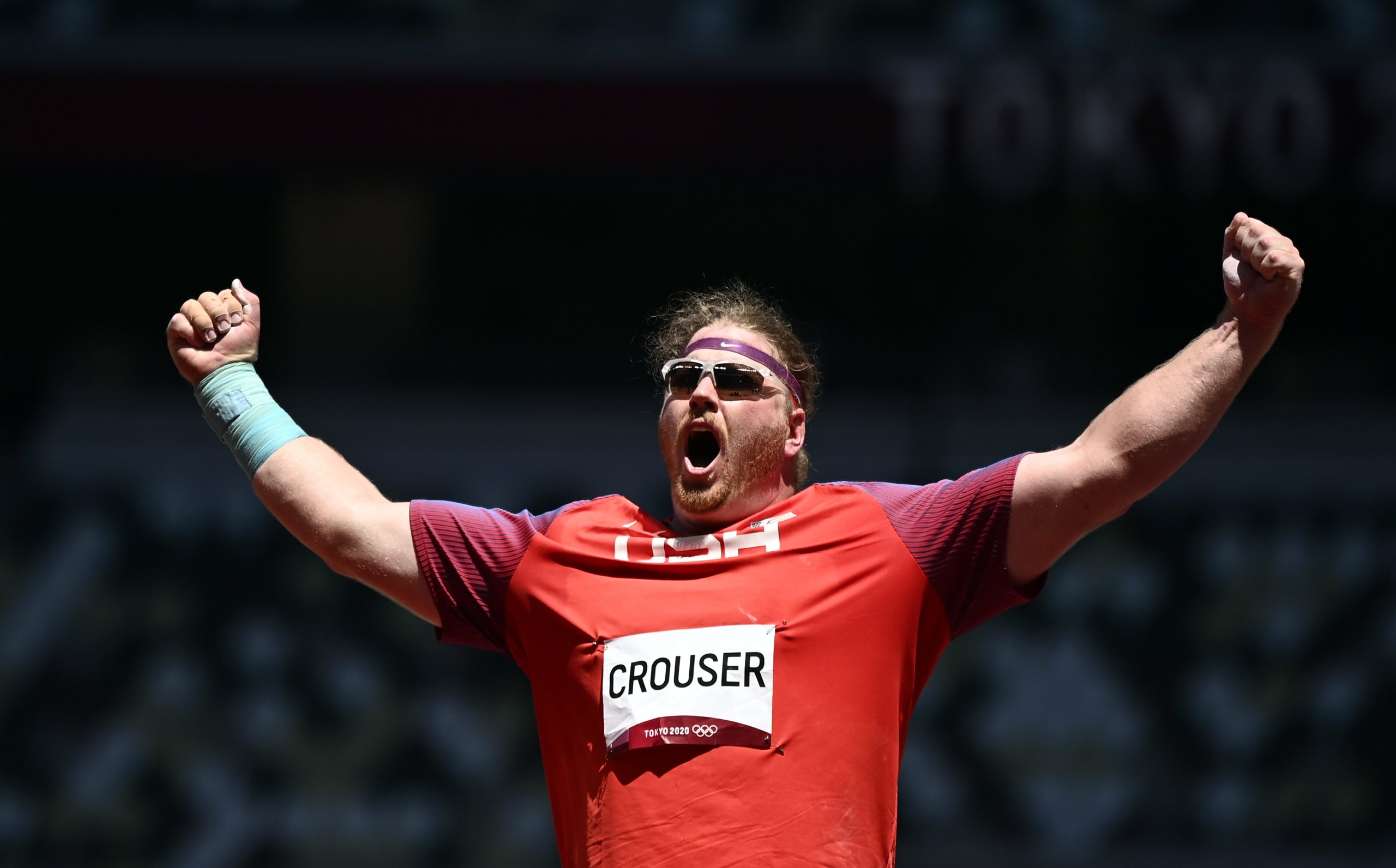 epa09396478 Ryan Crouser of USA celebrates after winning gold in the Men's Shot Put Final during the Athletics events of the Tokyo 2020 Olymp?ic Games at the Olympic Stadium in Tokyo, Japan, 05 August 2021.  EPA/CHRISTIAN BRUNA