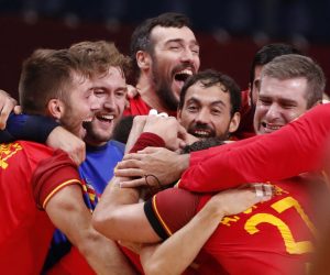 epa09403253 Spanish players celebrate their victory in the Men's Bronze medal match between Spain and Egypt during the Handball events of the Tokyo 2020 Olympic Games at the Yoyogi National Gymnasium arena in Tokyo, Japan, 07 August 2021.  EPA/TATYANA ZENKOVICH