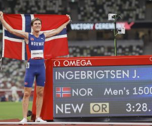 epa09403574 Jakob Ingebrigtsen of Norway celebrates after winning the Men's 1500m Final during the Athletics events of the Tokyo 2020 Olympic Games at the Olympic Stadium in Tokyo, Japan, 07 August 2021.  EPA/VALDRIN XHEMAJ