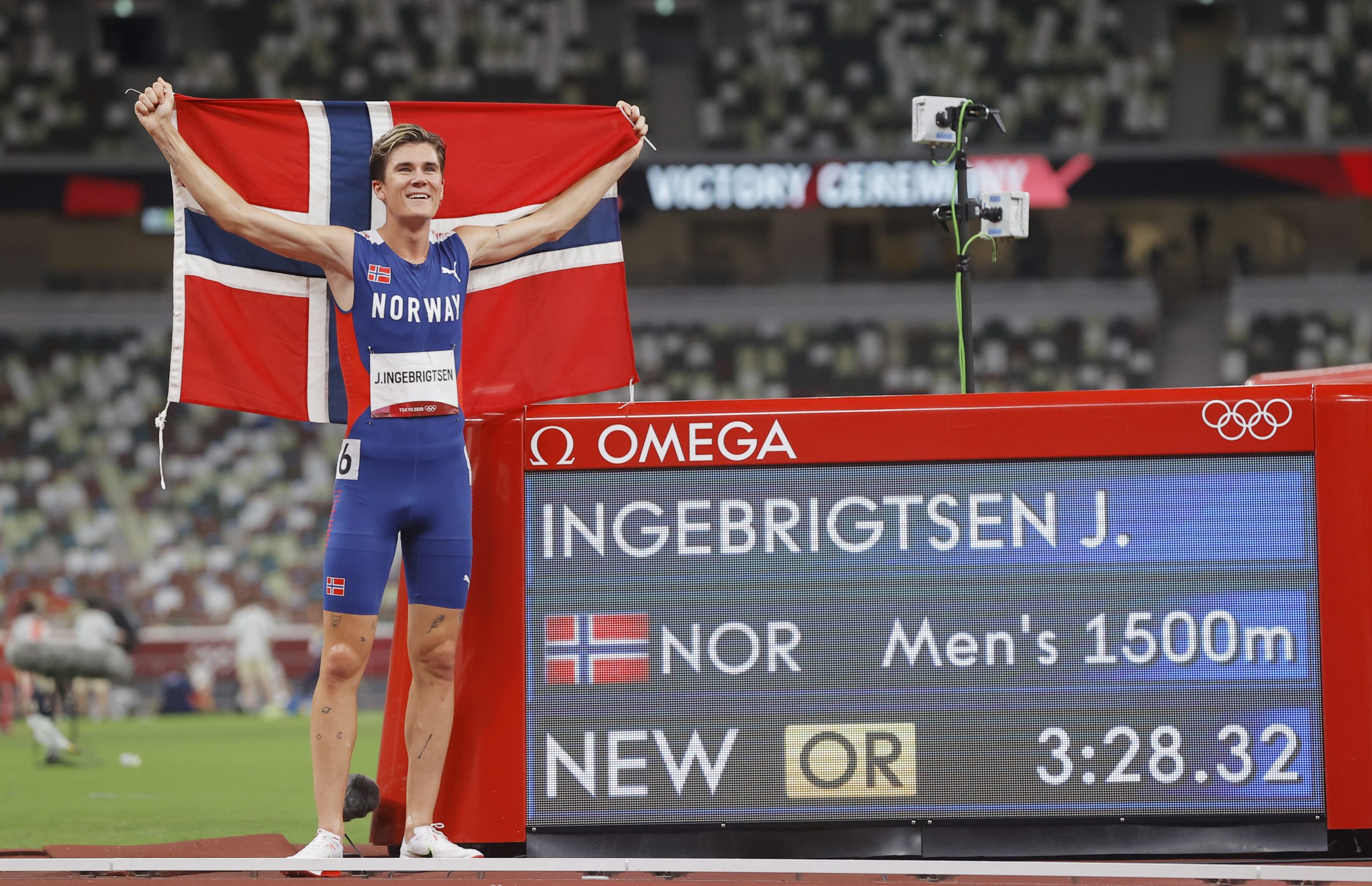 epa09403574 Jakob Ingebrigtsen of Norway celebrates after winning the Men's 1500m Final during the Athletics events of the Tokyo 2020 Olympic Games at the Olympic Stadium in Tokyo, Japan, 07 August 2021.  EPA/VALDRIN XHEMAJ