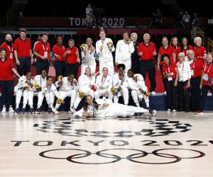 epa09405361 Members the Gold medal winning US team react during the medals ceremony for the Women's Basketball Gold medal match between USA and Japan at the Tokyo 2020 Olympic Games at the Saitama Super Arena in Saitama, Japan, 08 August 2021.  EPA/KIYOSHI OTA