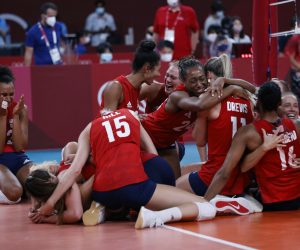 epa09405468 Team USA celebrates after defeating Brazil during the Women's Gold medal match between Brazil and USA at the Tokyo 2020 Olympic Games Volleyball events at the Ariake Arena in Tokyo, Japan, 08 August 2021.  EPA/HOW HWEE YOUNG