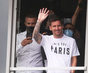 epa09408276 Argentinian striker Lionel Messi greets supporters as he arrives at Le Bourget airport, north of Paris, France, 10 August 2021. Messi arrived to Paris to sign a contract with French soccer club Paris Saint-Germain.  EPA/CHRISTOPHE PETIT TESSON