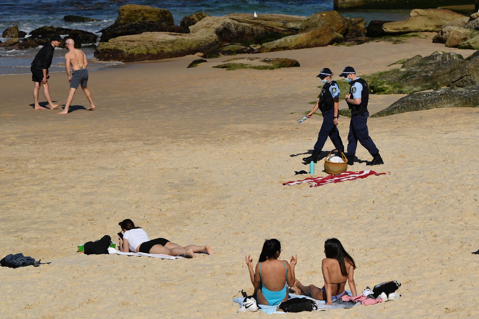 epa09409153 NSW Police on patrol at Bondi Beach in Sydney, Australia, 11 August 2021. More than 80 per cent of the NSW population is now in lockdown as the state struggles to stop the spread of the Delta COVID-19 strain beyond Greater Sydney and into the regions.  EPA/JOEL CARRETT AUSTRALIA AND NEW ZEALAND OUT