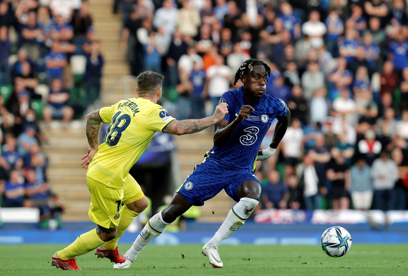 epa09410310 Villarreal's Alberto Moreno (L) fights for the ball with Chelsea's striker Trevoh Chalobah during the UEFA SuperCup match between Chelsea FC and Villarreal CF at Windsor Park stadium in Belfast, Northern Ireland, Britain, 11 August 2021.  EPA/Juan Carlos Cardenas