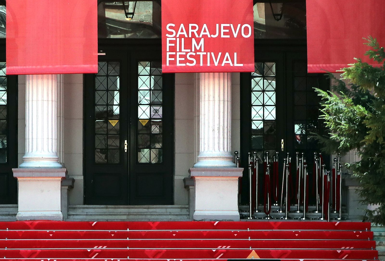 epa09412433 The red carpet is ready for guests of the 27th Sarajevo Film Festival, in Sarajevo, Bosnia and Herzegovina, 13 August 2021. The 27th Sarajevo Film Festival, which runs from 13 to 20 August 2021, will present 48 films in competition for the Heart of Sarajevo awards.  EPA/FEHIM DEMIR