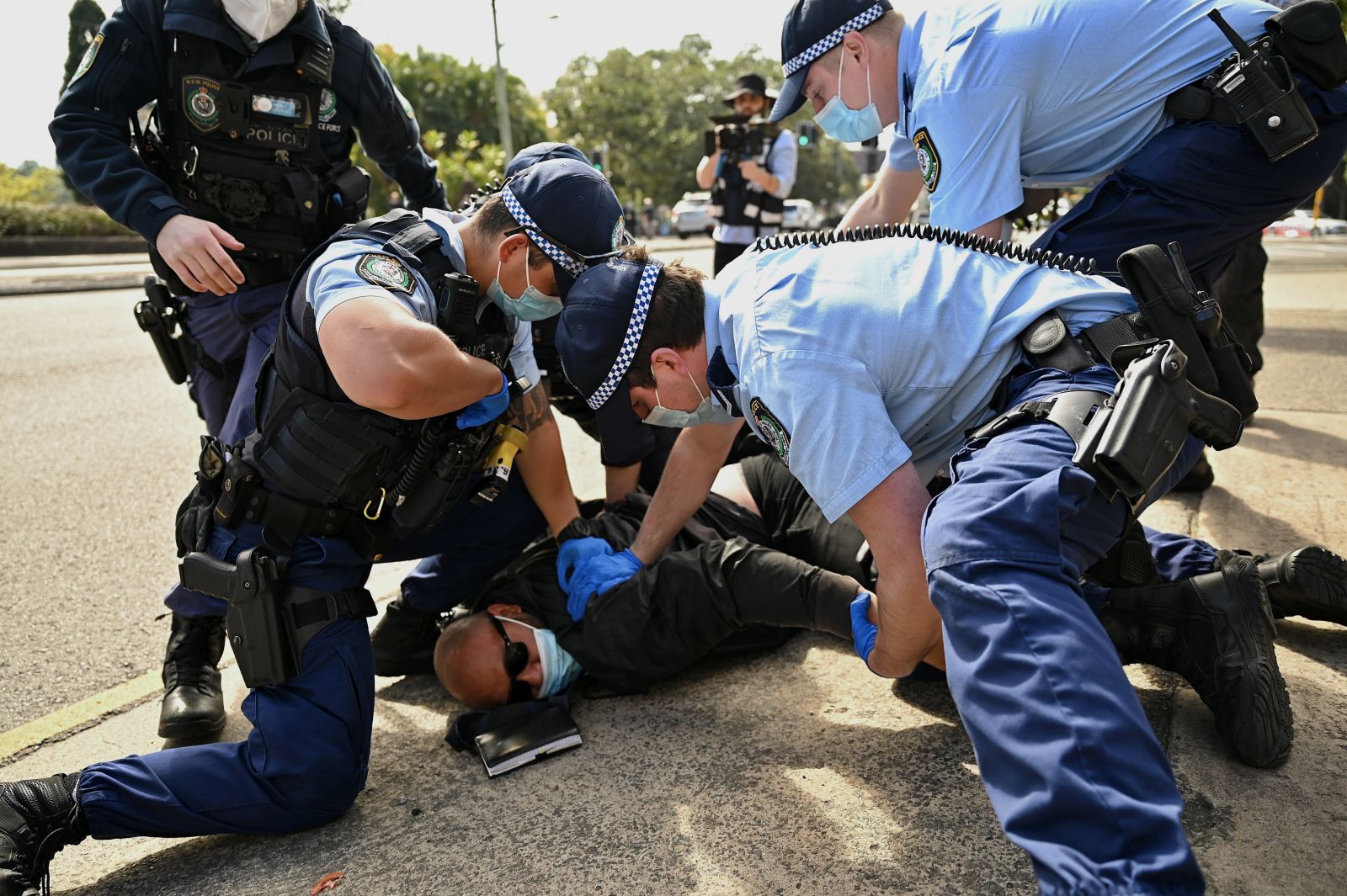 epa09422781 A protester is arrested by police during the 'National Rally for Peace, Freedom and Human Rights' anti-lockdown protest in Sydney, Australia, 21 August 2021. The lockdown in Sydney was extended until the end of September 2021 in an attempt to curb the spread of COVID-19.  EPA/Steven Saphore AUSTRALIA AND NEW ZEALAND OUT