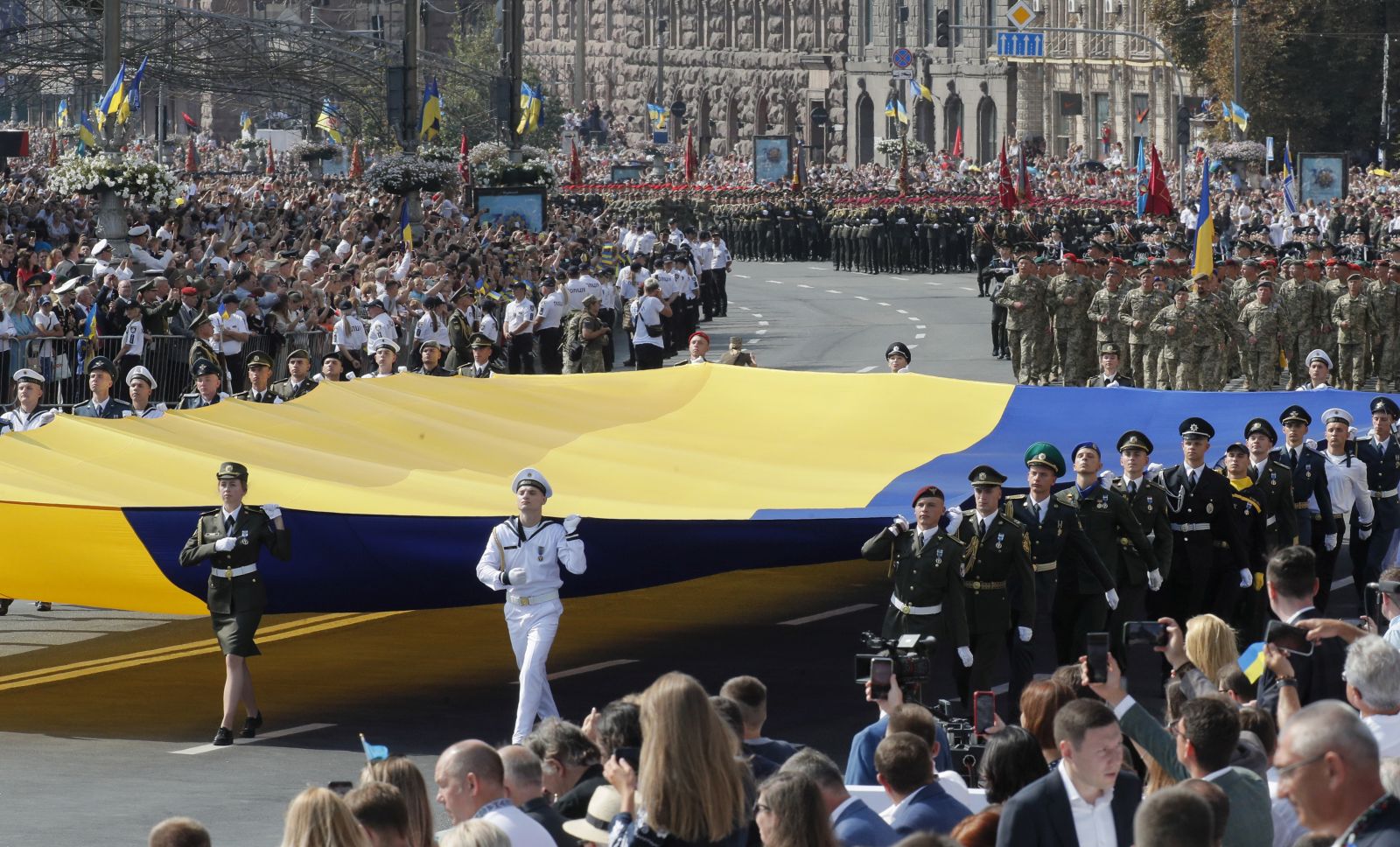 epa09427110 Ukrainian servicemen attend the Independence Day celebrations in Kiev, Ukraine, 24 August 2021. Ukraine marks the 30th anniversary of its independence from the Soviet Union in 1991.  EPA/SERGEY DOLZHENKO