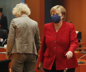 epa09428474 German Chancellor Angela Merkel (R) walks as she attends the weekly German cabinet meeting at the Chancellery in Berlin, Germany, 25 August 2021.  EPA/MICHELE TANTUSSI / POOL
