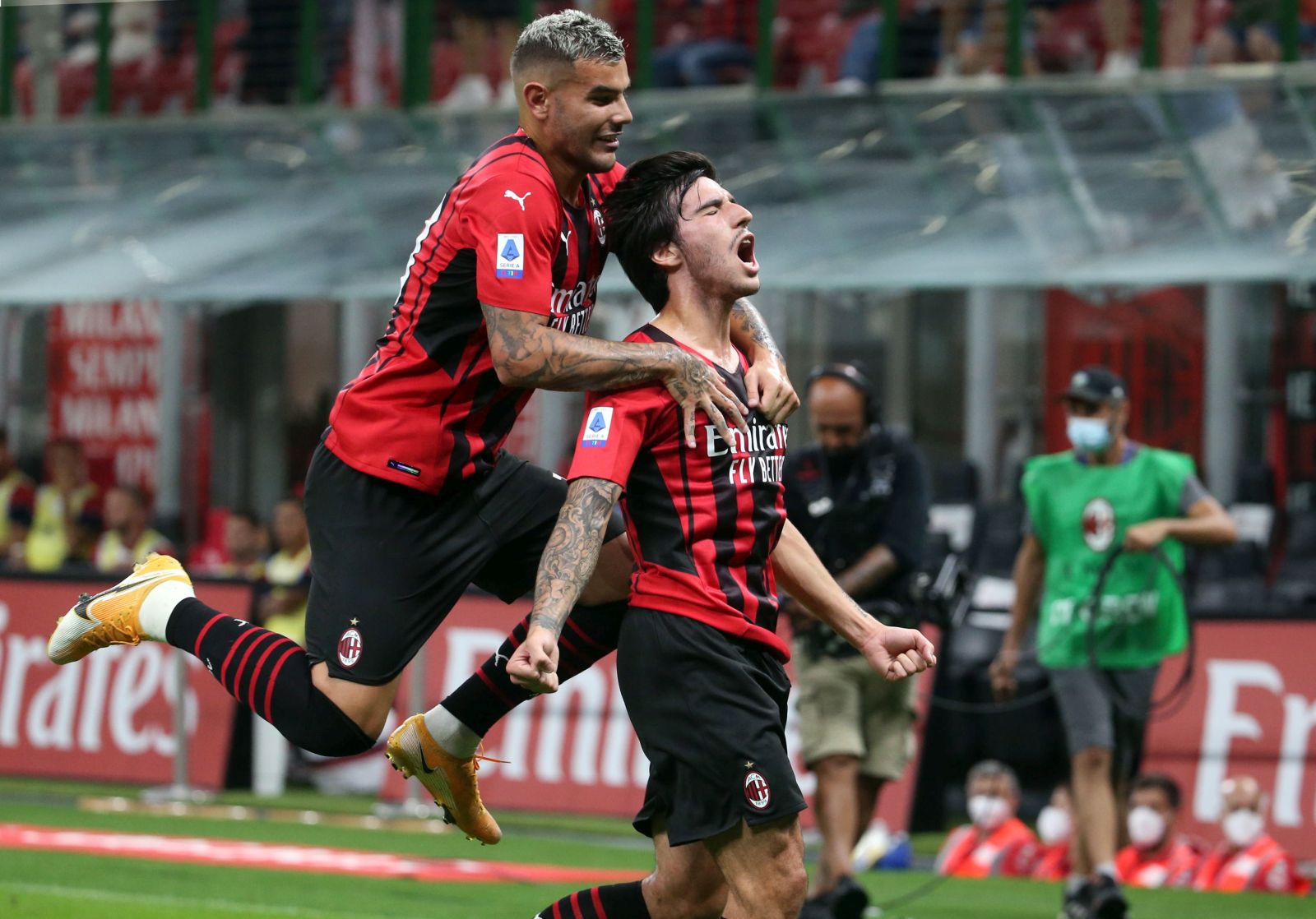 epa09435974 Milan's Sandro Tonali (R) celebrates with teammate Theo Hernandez (L) after scoring the 1-0 lead during the Italian Serie A soccer match between AC Milan and Cagliari Calcio at Giuseppe Meazza stadium in Milan, Italy, 29 August 2021.  EPA/MATTEO BAZZI