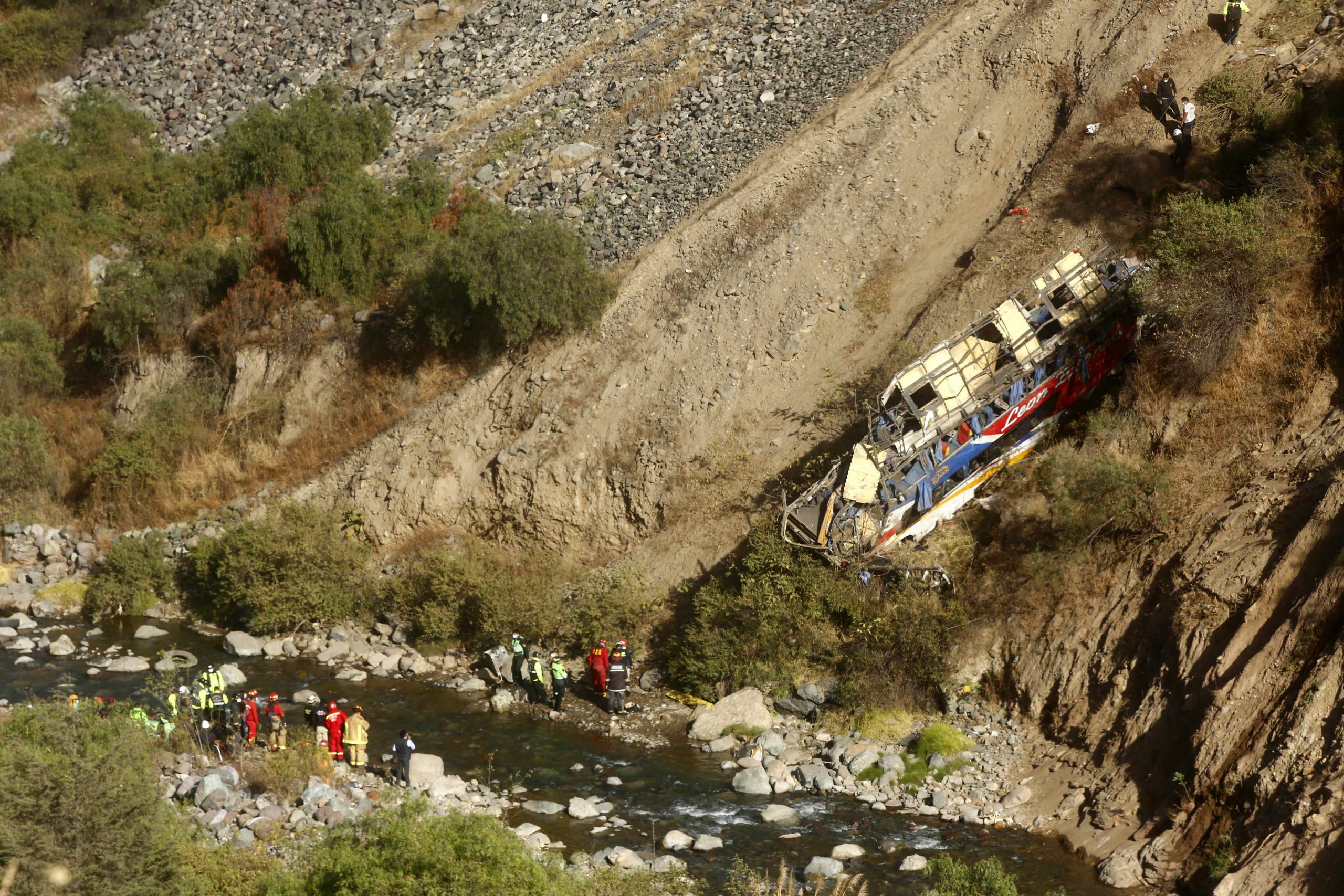 epa09439120 View of the crashed bus, en route to Lima, Peru, 31 August 2021. The passenger bus accident has left at least 29 dead and around 20 injured after the unit crashed and fell into a ravine on the central highway on its way to Lima.  EPA/Felix Ingaruca
