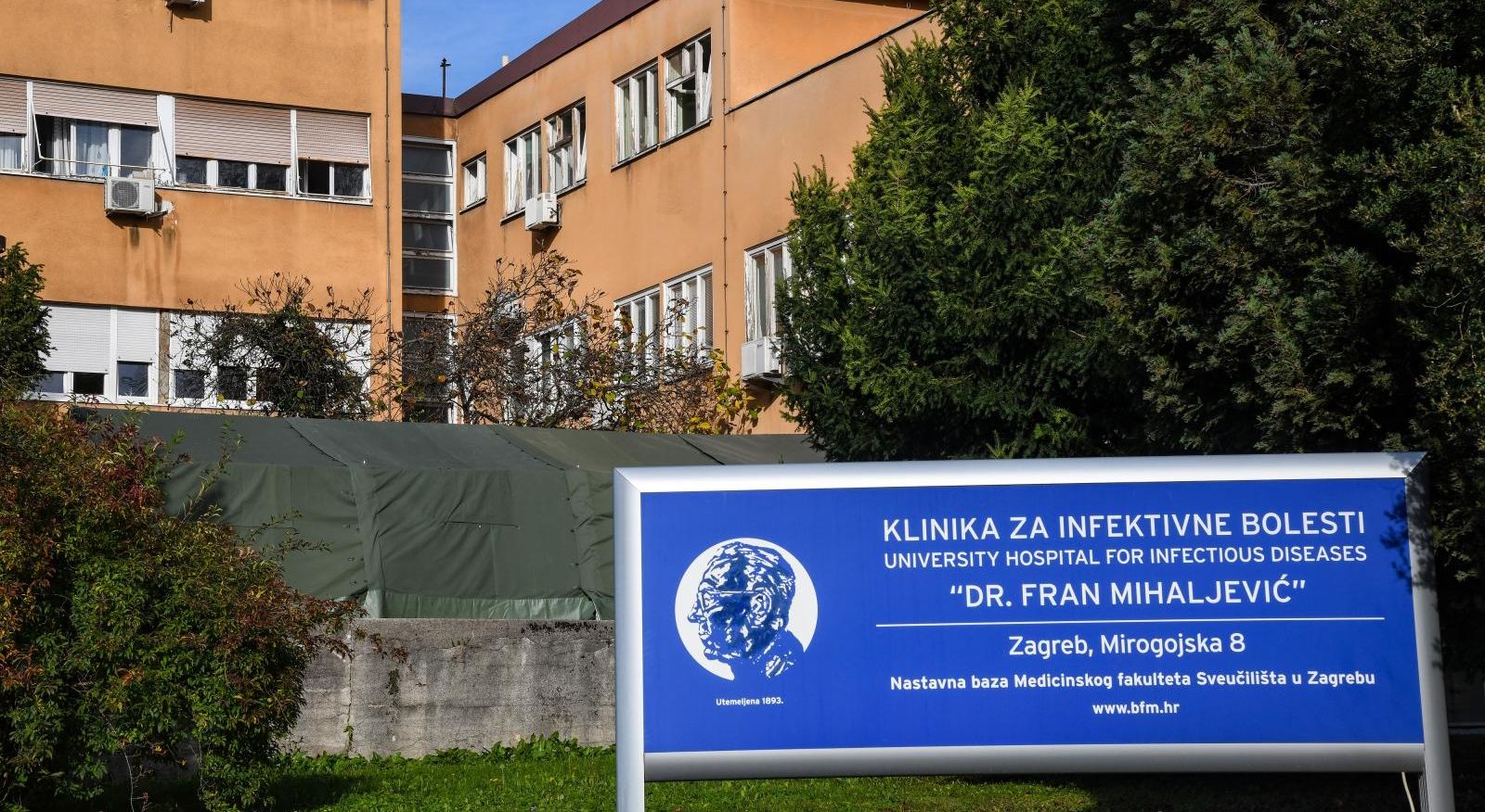02.11.2020., Zagreb - Hrvatska vojska postavlja sator kod Klinike za infektivne bolesti Dr. Fran Mihaljevic. 
Photo: Josip Regovic/PIXSELL