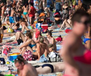 05.07.2015., Makarska -  Turisti uzivaju u kupanju, suncanju i sportskim aktivnostima na glavnoj makarskoj plazi. 
Photo: Davor Puklavec/PIXSELL