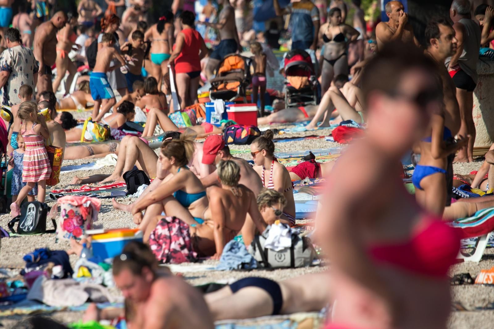 05.07.2015., Makarska -  Turisti uzivaju u kupanju, suncanju i sportskim aktivnostima na glavnoj makarskoj plazi. 
Photo: Davor Puklavec/PIXSELL