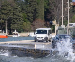 08.02.2021., Zadar - Jaka tramontana stvarala je visoke valove koji su 'prali' vozila na Trpimirovoj obali.
Photo: Dino Stanin/PIXSELL