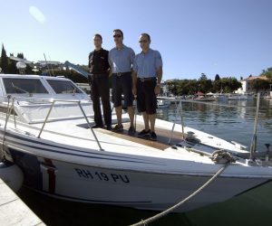 20.07.2009., Pula - Pripadnici pomorske policije ignorirali su savjete za ne izlazak na more te spasili troje Slovenaca nakon brodoloma.
Photo: Sasa Miljevic/24sata