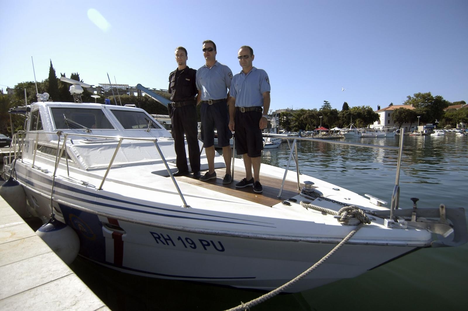 20.07.2009., Pula - Pripadnici pomorske policije ignorirali su savjete za ne izlazak na more te spasili troje Slovenaca nakon brodoloma.
Photo: Sasa Miljevic/24sata