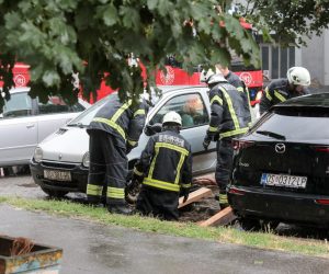 17.07.2021., Osijek - Za vrijeme oluje vatrogasci su izvlacili automobil pod kojim se otvorila rupa dok je stajao na parkiralistu. Photo: Dubravka Petric/PIXSELL