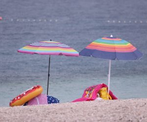 17.08.2021., Split - Kratkotrajni pljusak pracen vjetrom potjerao kupace s plaze Znjan. Oni hrabriji ostali su pod suncobranima, a neki su nastavili uzivati u kupanju s sodatnim osvjezenjem.
Photo: Ivo Cagalj/PIXSELL