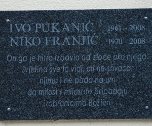 23.10.2020., Zagreb - Na danasnji dan prije 12 godina ubijen je Ivo Pukanic. Na mjestu ubojstva ispod spomen ploce zapaljena su dva lampasa. Photo: Sanjin Strukic/PIXSELL