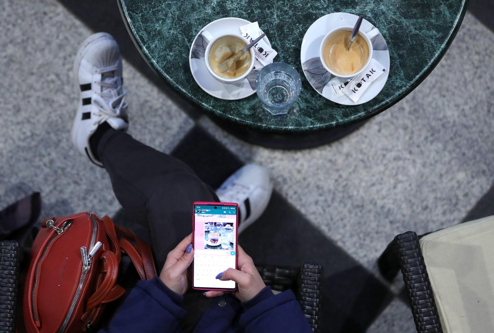 27.04.2021., Zagreb - Za vrijeme ispijanja kave najcesce drustvo ljudima u zadnje vrijeme pravi njihov mobitel. Photo: Sanjin Strukic/PIXSELL