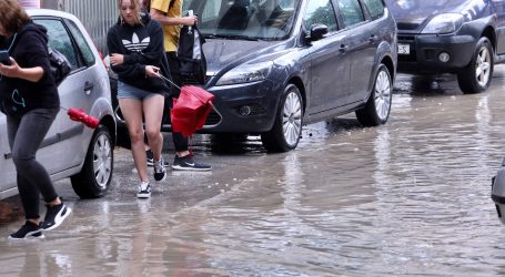 Obilna kiša u Splitu uzrokovala poplave i gužve na prometnicama