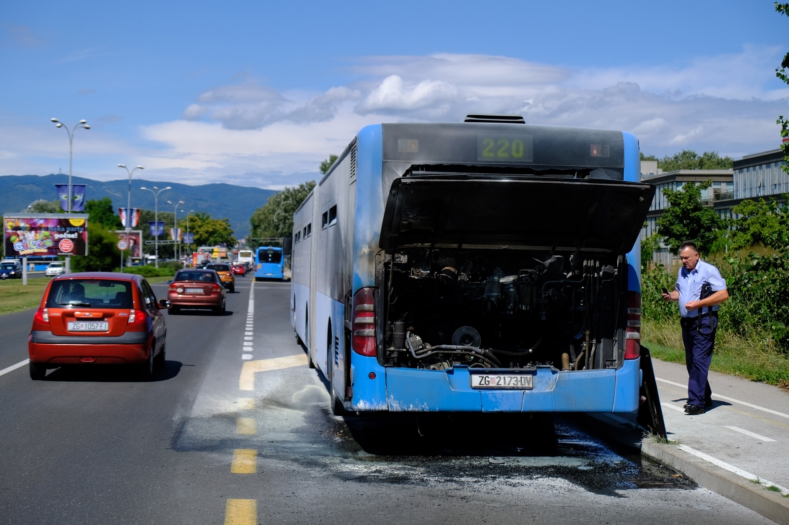 30.08.2021., Zagreb - Na Aveniji Veceslava Holjevac u Novom Zagrebu zapalio se autobus ZET-a. Photo: Slaven Branislav Babic/PIXSELL
